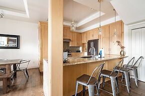 Rooftop Deck Walk to River Downtown Fire pit