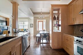 Rooftop Deck Walk to River Downtown Fire pit