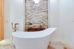 Rooftop Deck Walk to River Downtown Fire pit