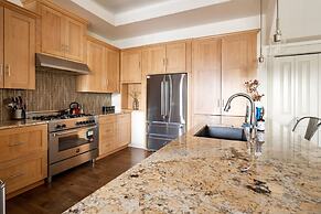 Rooftop Deck Walk to River Downtown Fire pit