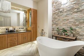 Rooftop Deck Walk to River Downtown Fire pit