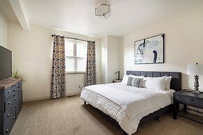 Rooftop Deck Walk to River Downtown Fire pit