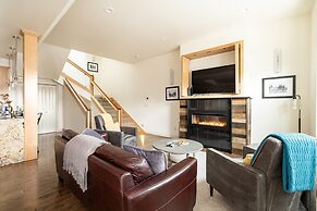 Rooftop Deck Walk to River Downtown Fire pit