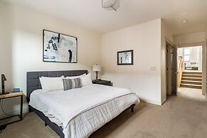 Rooftop Deck Walk to River Downtown Fire pit