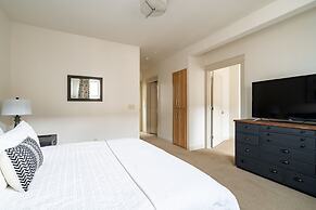 Rooftop Deck Walk to River Downtown Fire pit