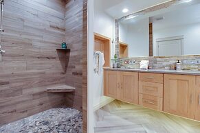 Rooftop Deck Walk to River Downtown Fire pit