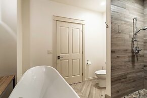 Rooftop Deck Walk to River Downtown Fire pit