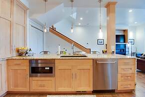 Rooftop Deck Walk to River Downtown Fire pit