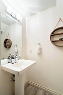 Rooftop Deck Walk to River Downtown Fire pit