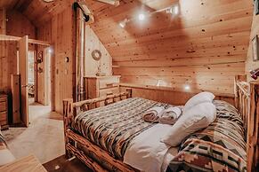 11sl - Wi-fi - No Pets Log Cabin - Sleeps 7 2 Bedroom Cabin by Redawni