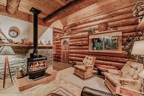 11sl - Wi-fi - No Pets Log Cabin - Sleeps 7 2 Bedroom Cabin by Redawni