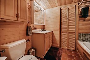 11sl - Wi-fi - No Pets Log Cabin - Sleeps 7 2 Bedroom Cabin by Redawni