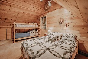 11sl - Wi-fi - No Pets Log Cabin - Sleeps 7 2 Bedroom Cabin by Redawni
