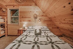 11sl - Wi-fi - No Pets Log Cabin - Sleeps 7 2 Bedroom Cabin by Redawni