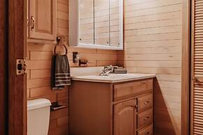 11sl - Wi-fi - No Pets Log Cabin - Sleeps 7 2 Bedroom Cabin by Redawni