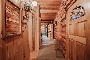 11sl - Wi-fi - No Pets Log Cabin - Sleeps 7 2 Bedroom Cabin by Redawni