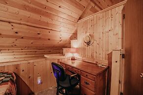 11sl - Wi-fi - No Pets Log Cabin - Sleeps 7 2 Bedroom Cabin by Redawni