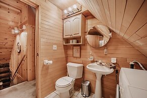 11sl - Wi-fi - No Pets Log Cabin - Sleeps 7 2 Bedroom Cabin by Redawni