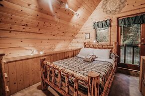 11sl - Wi-fi - No Pets Log Cabin - Sleeps 7 2 Bedroom Cabin by Redawni