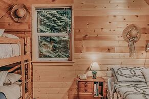11sl - Wi-fi - No Pets Log Cabin - Sleeps 7 2 Bedroom Cabin by Redawni