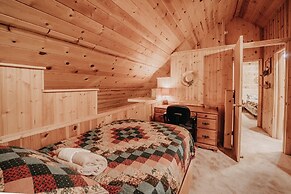 11sl - Wi-fi - No Pets Log Cabin - Sleeps 7 2 Bedroom Cabin by Redawni