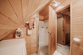 11sl - Wi-fi - No Pets Log Cabin - Sleeps 7 2 Bedroom Cabin by Redawni