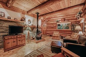 11sl - Wi-fi - No Pets Log Cabin - Sleeps 7 2 Bedroom Cabin by Redawni