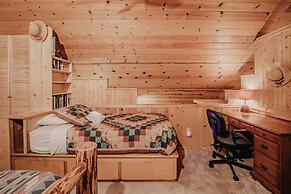 11sl - Wi-fi - No Pets Log Cabin - Sleeps 7 2 Bedroom Cabin by Redawni