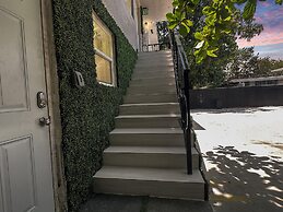 Jungle Getaway Wynwood Massage shower BBQ Patio