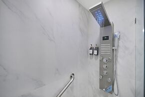 Jungle Getaway Wynwood Massage shower BBQ Patio