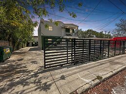 Jungle Getaway Wynwood Massage shower BBQ Patio