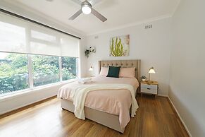 Bayside 4-BRM Home near Mentone