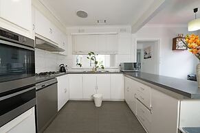 Bayside 4-BRM Home near Mentone