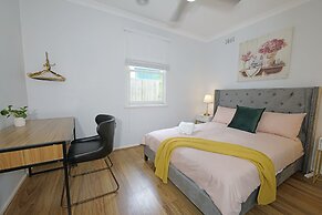 Bayside 4-BRM Home near Mentone