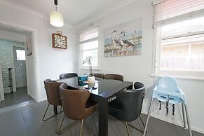 Bayside 4-BRM Home near Mentone