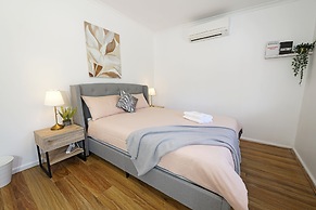 Bayside 4-BRM Home near Mentone