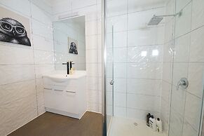 Bayside 4-BRM Home near Mentone