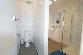 Bayside 4-BRM Home near Mentone