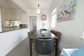 Bayside 4-BRM Home near Mentone