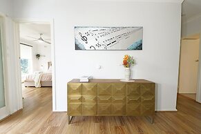 Bayside 4-BRM Home near Mentone