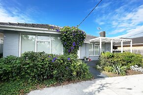 Bayside 4-BRM Home near Mentone