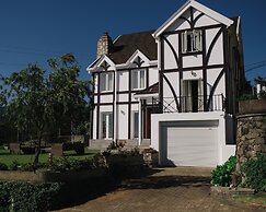 Tudor Barn - Little England Cottages