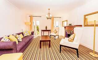 Tudor Barn - Little England Cottages