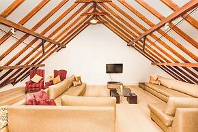 Tudor Barn - Little England Cottages