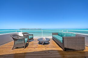 Modern, Stunning & Bright Central Beach Villa