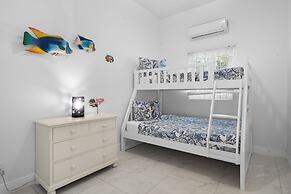 Modern, Stunning & Bright Central Beach Villa