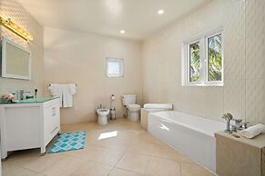 Modern, Stunning & Bright Central Beach Villa