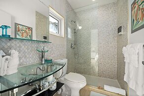 Modern, Stunning & Bright Central Beach Villa