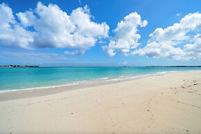 Modern, Stunning & Bright Central Beach Villa