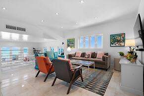 Modern, Stunning & Bright Central Beach Villa